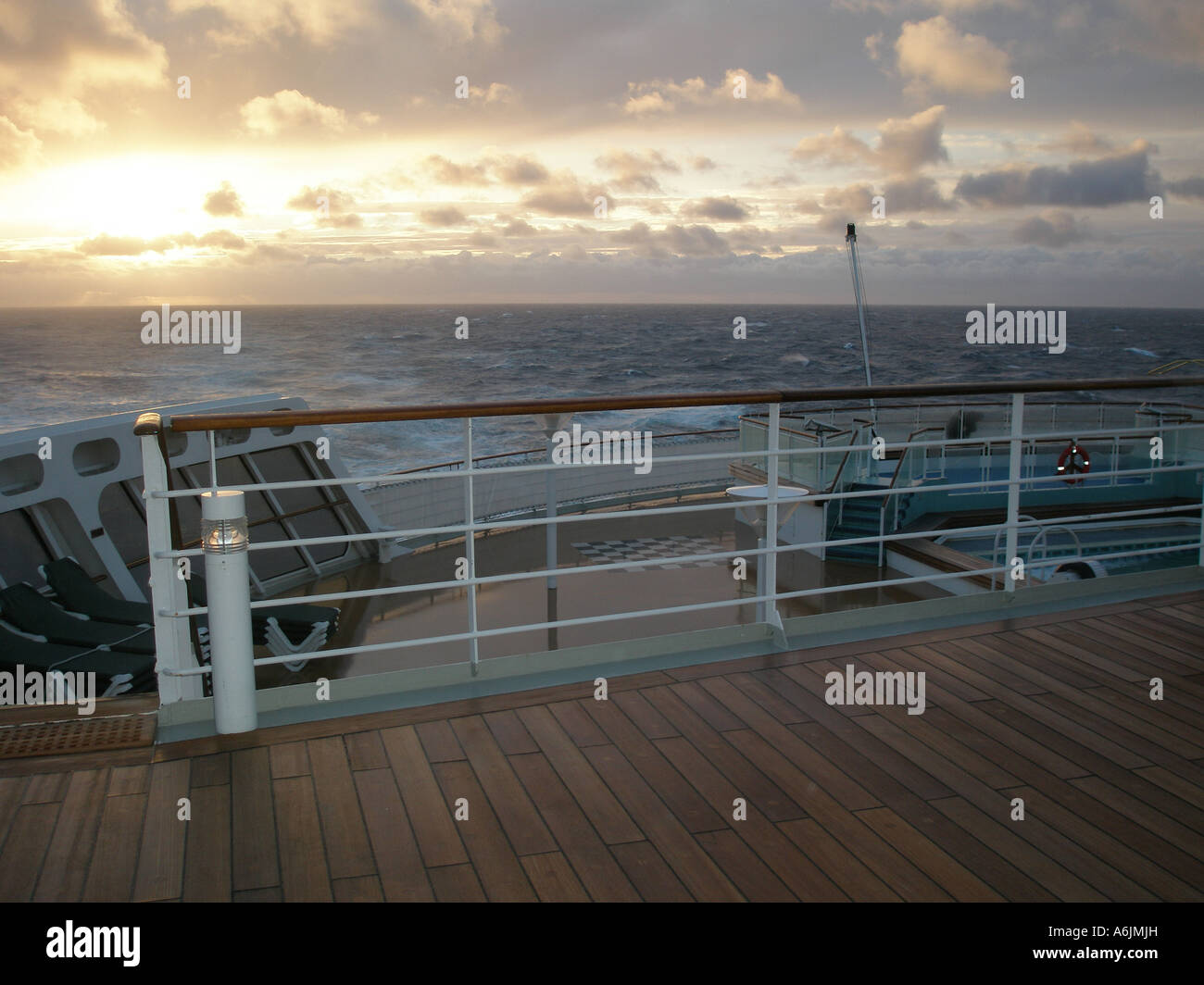 Queen Mary 2 , guardando indietro al tramonto Foto Stock
