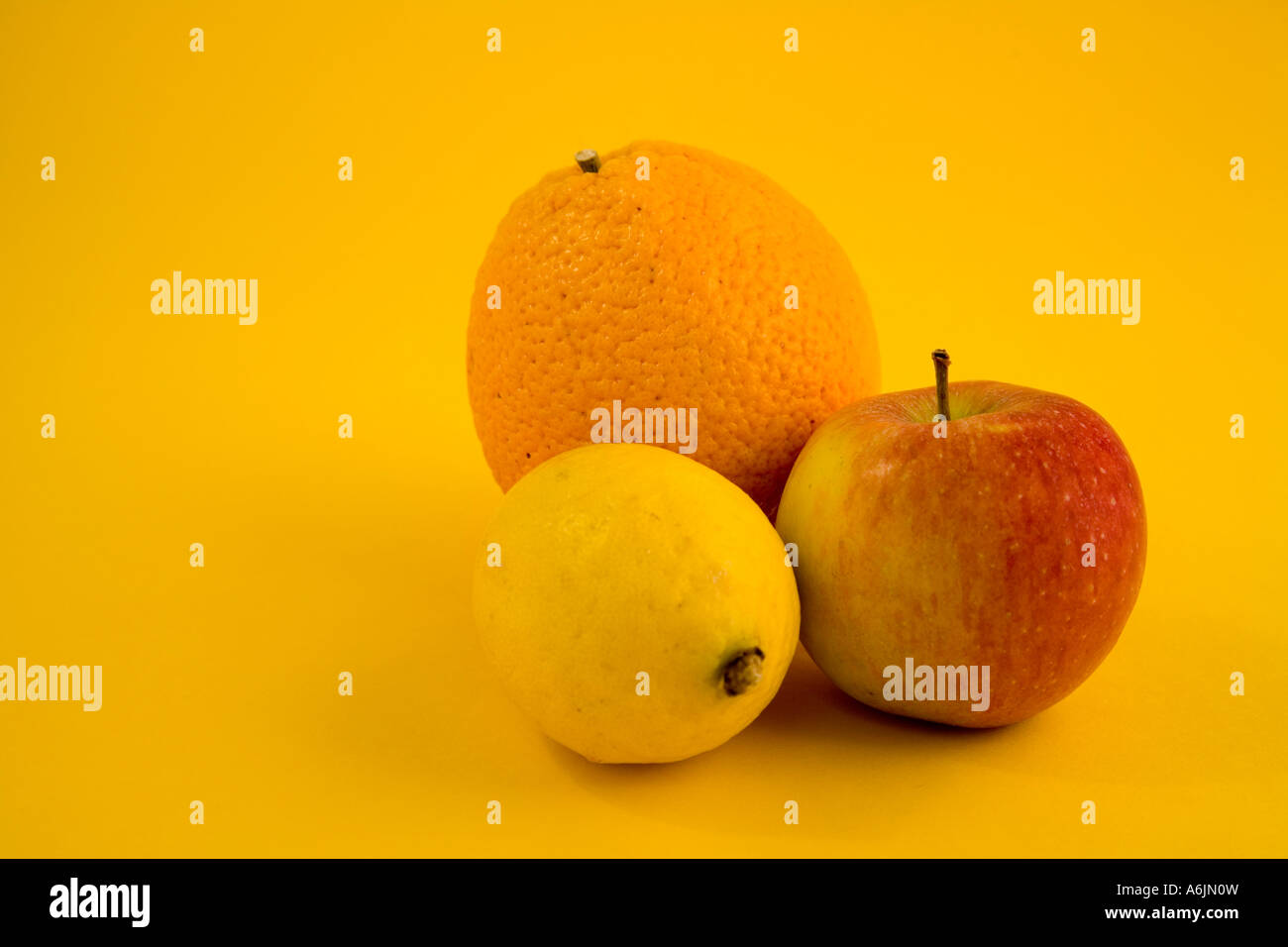 Frutta su uno sfondo giallo. Foto Stock
