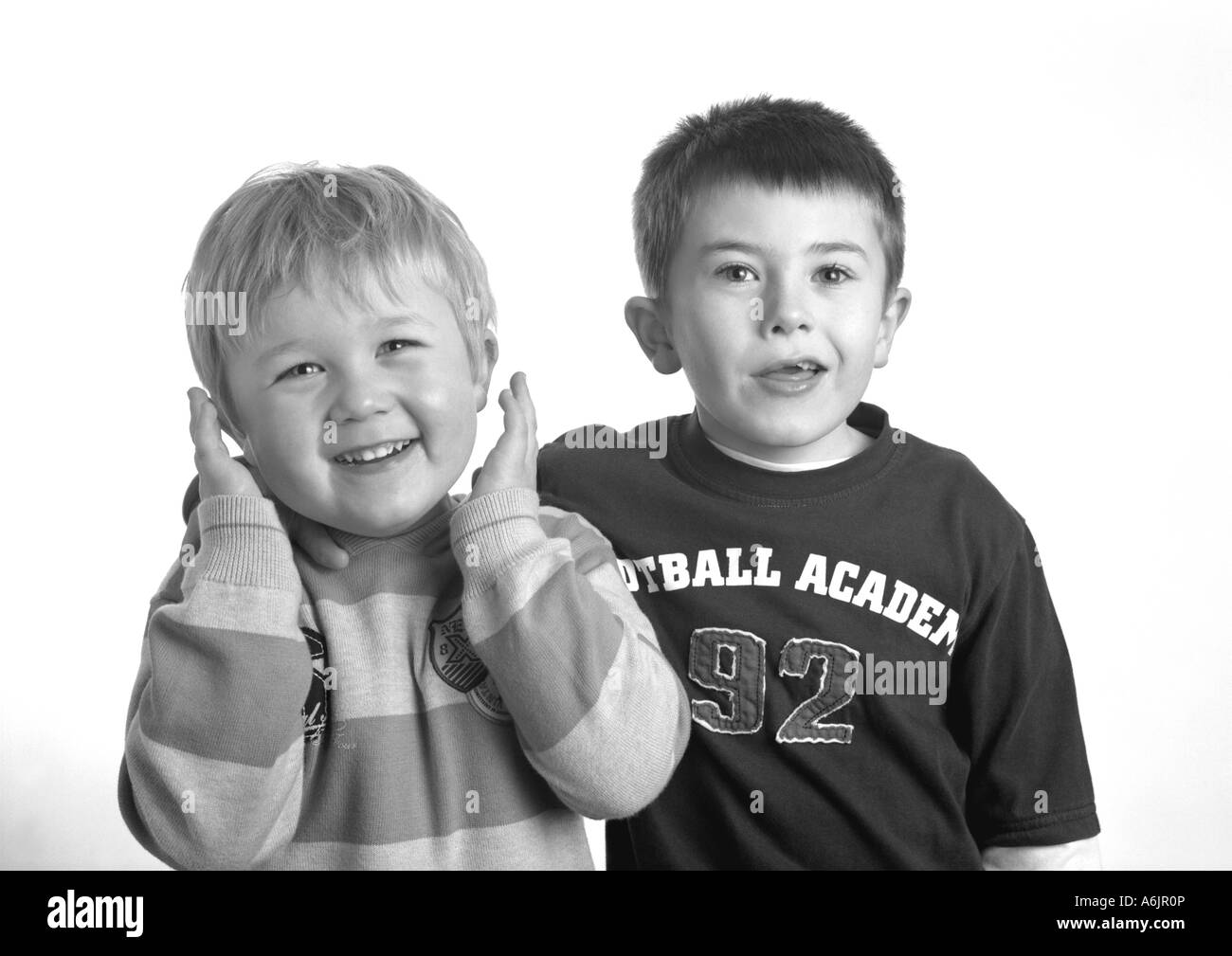 Bianco e nero ritratto in studio dei fratelli (tre e sette)(Medium Format) nel Regno Unito Foto Stock