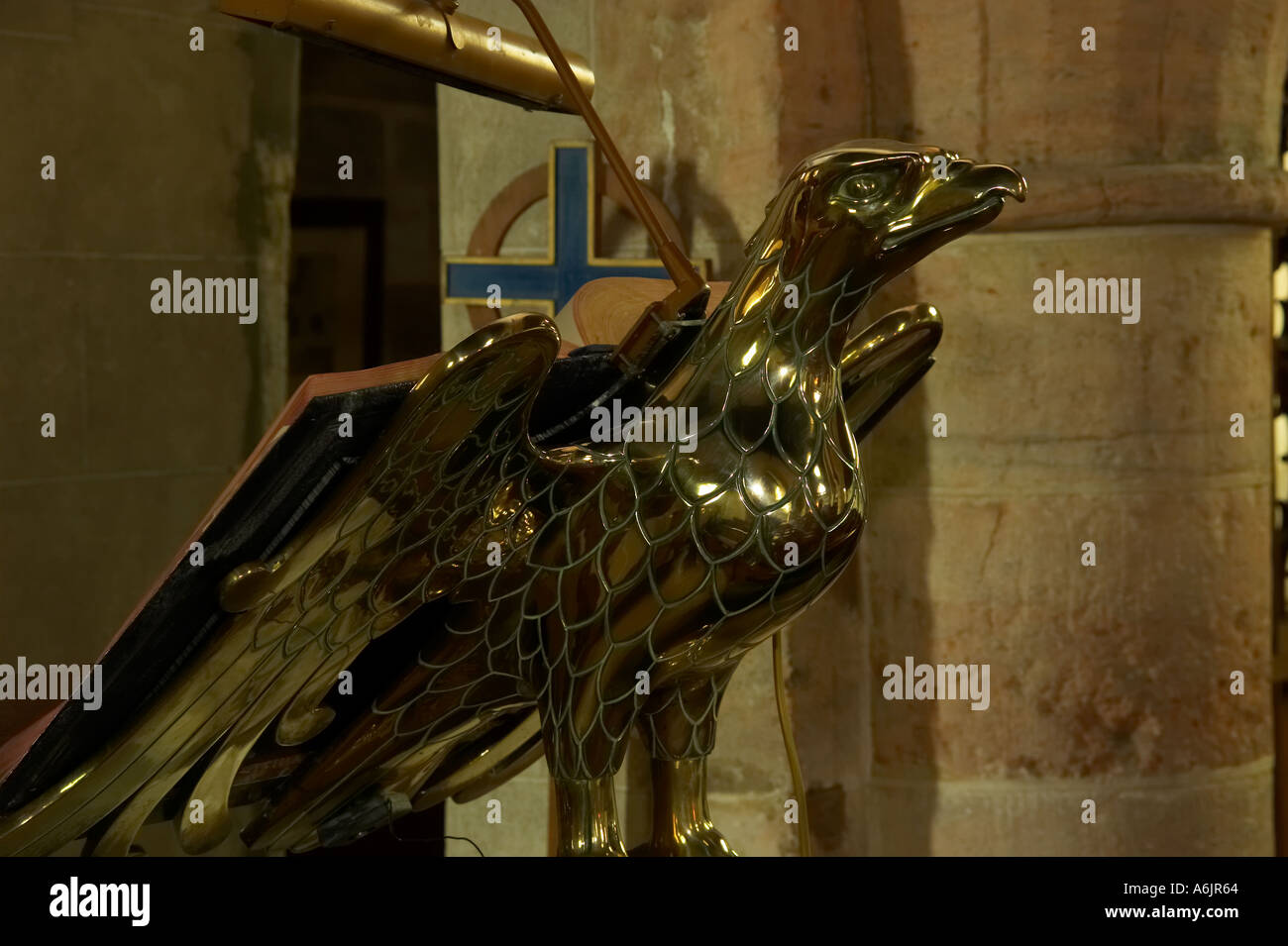 Aquila di ottone leggio nella Chiesa di tutti Hallows a Tillington, West Sussex. La chiesa fu costruita nel 1807 Foto Stock