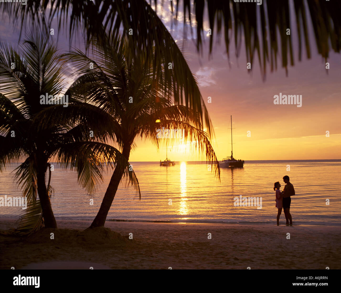 Giovane al tramonto, spiaggia di Negril, Giamaica, Antille Maggiori, dei Caraibi Foto Stock