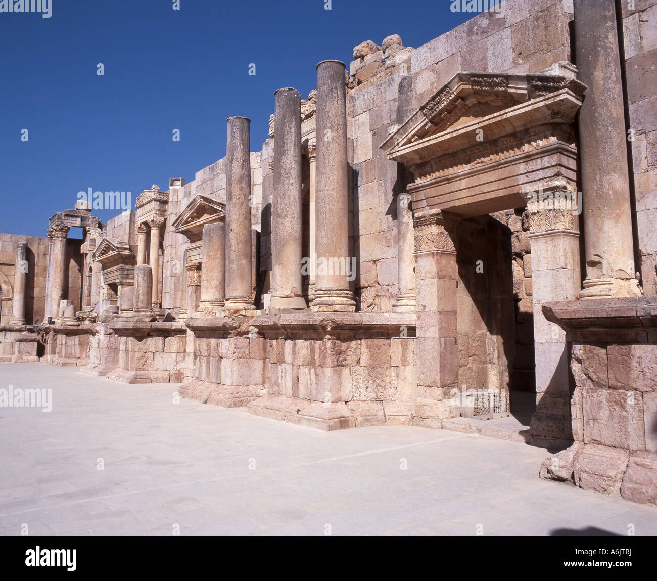 Colonne del palco, South Theatre Amphitheatre. Jerash, Irbid, Regno di Giordania Foto Stock