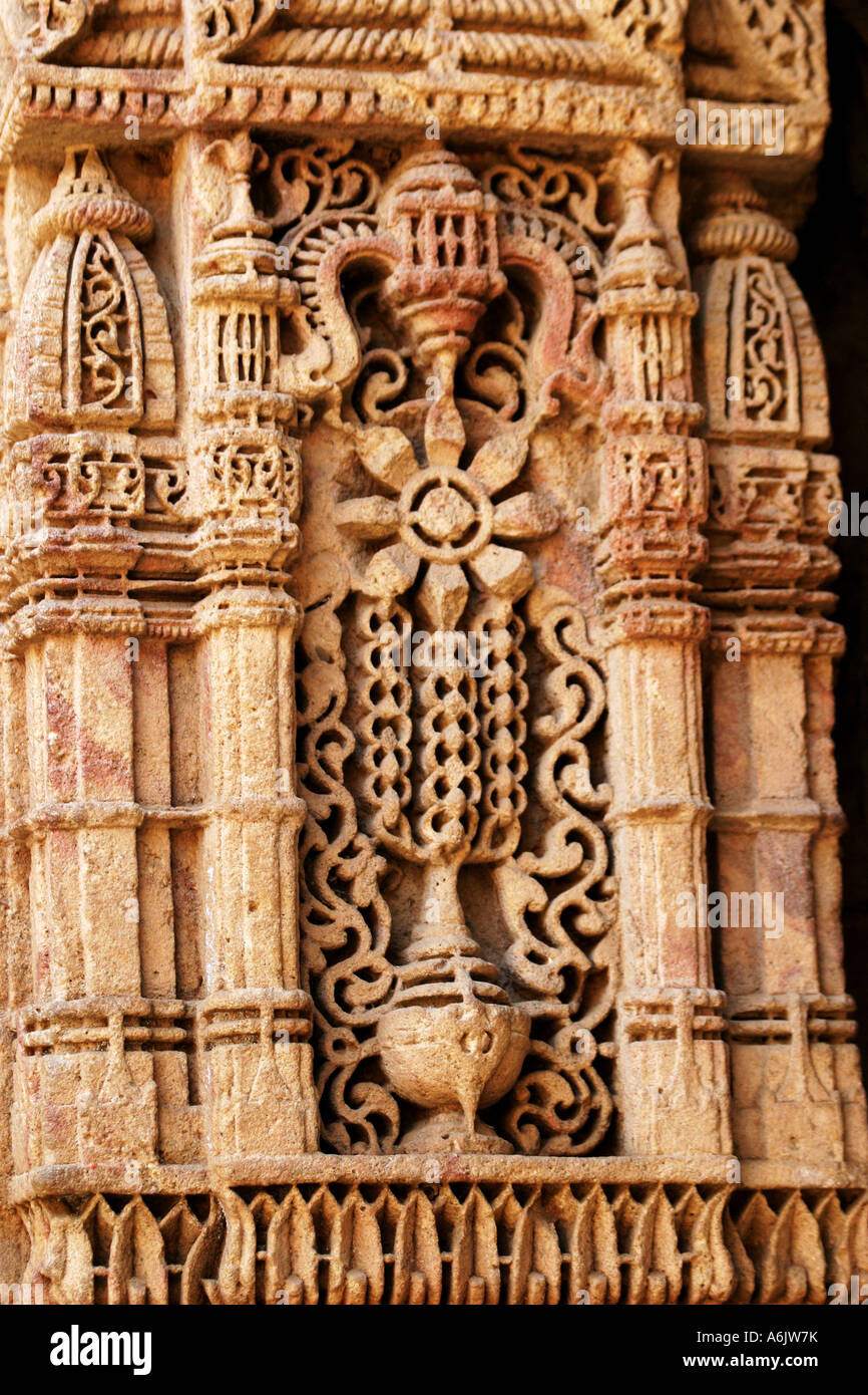 Dettaglio dell'exquisitely intagliate Adalaj storico passo-ben vicino a Ahmedabad,Gujarat, India Foto Stock