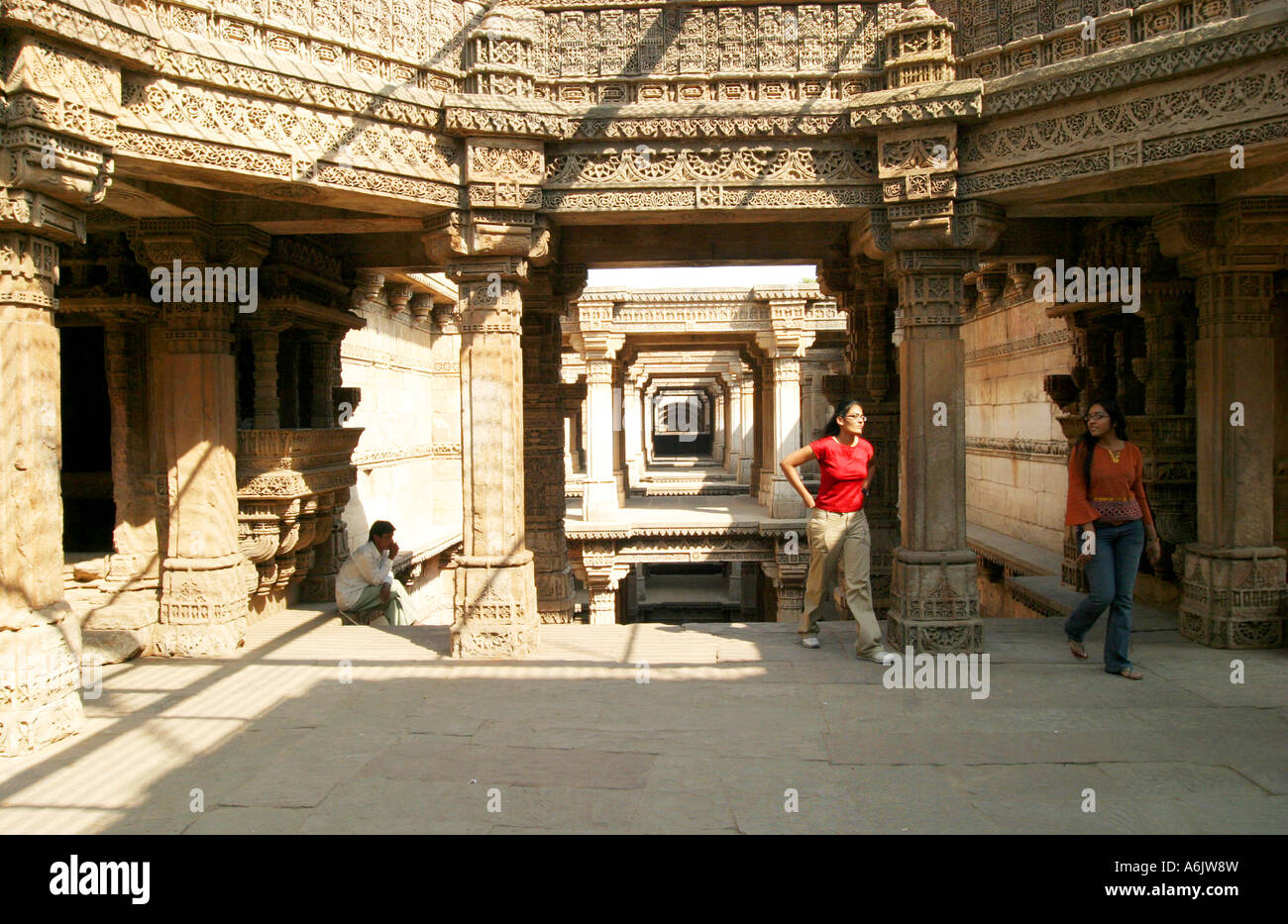 I visitatori del squisitamente intagliato Adalaj storico passo-ben vicino a Ahmedabad,Gujarat, India Foto Stock