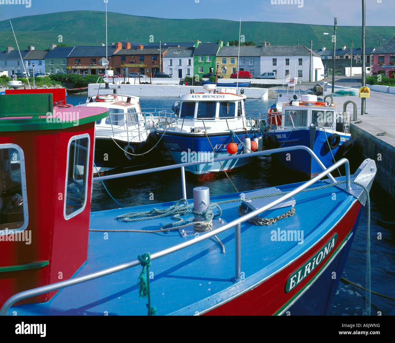 Contea di Kerry Irlanda la pesca barche ormeggiate nel canale di Portmagee con la città di Portmagee in background Foto Stock