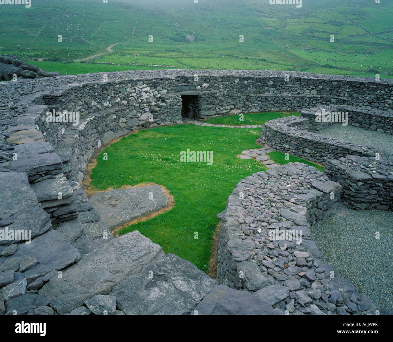 Contea di Kerry Irlanda pareti circolari di pietra Loher fort sulla penisola di Iveragh vicino Coomakesta Pass Foto Stock