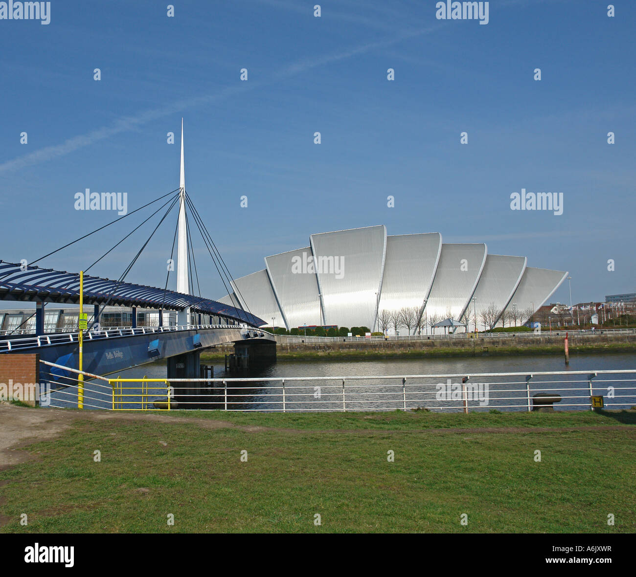 Le campane e il Ponte Clyde Auditorium (chiamato anche l'Armadillo) sul fiume Clyde a Glasgow Scozia Scotland Foto Stock