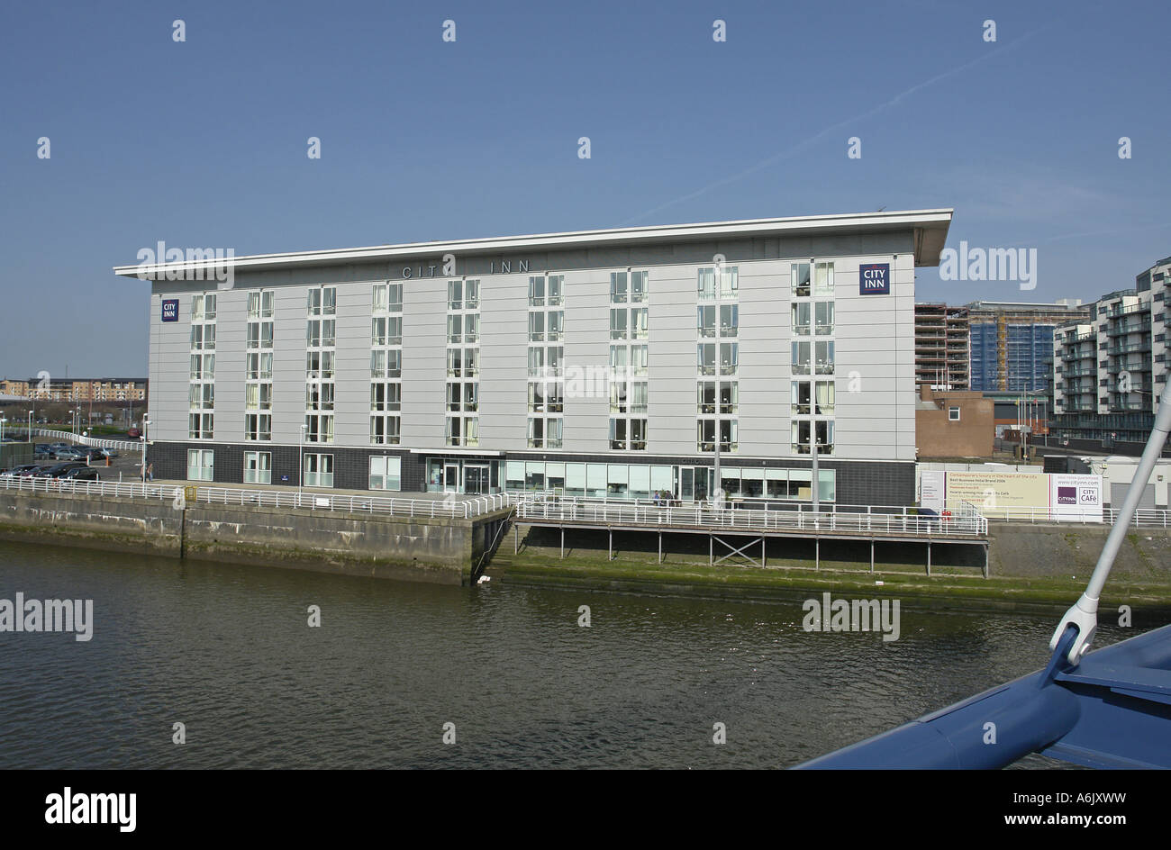 Hotel City Inn (ora denominato Hilton Garden Inn) dal fiume Clyde di Finnieston Quay a Glasgow Scozia Scotland Foto Stock