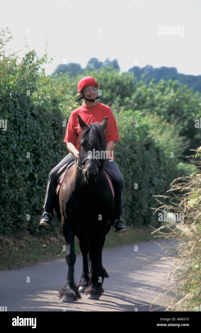 Donna matura la passeggiata a cavallo nella campagna Foto Stock