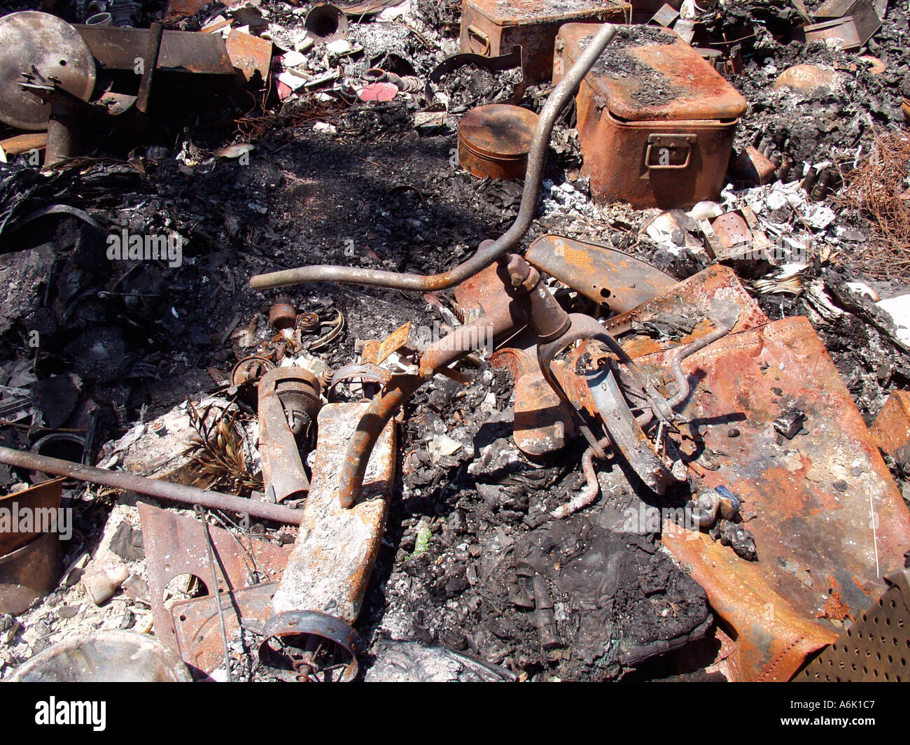 Relitto e resti carbonizzati come il risultato di una casa di fuoco Foto Stock