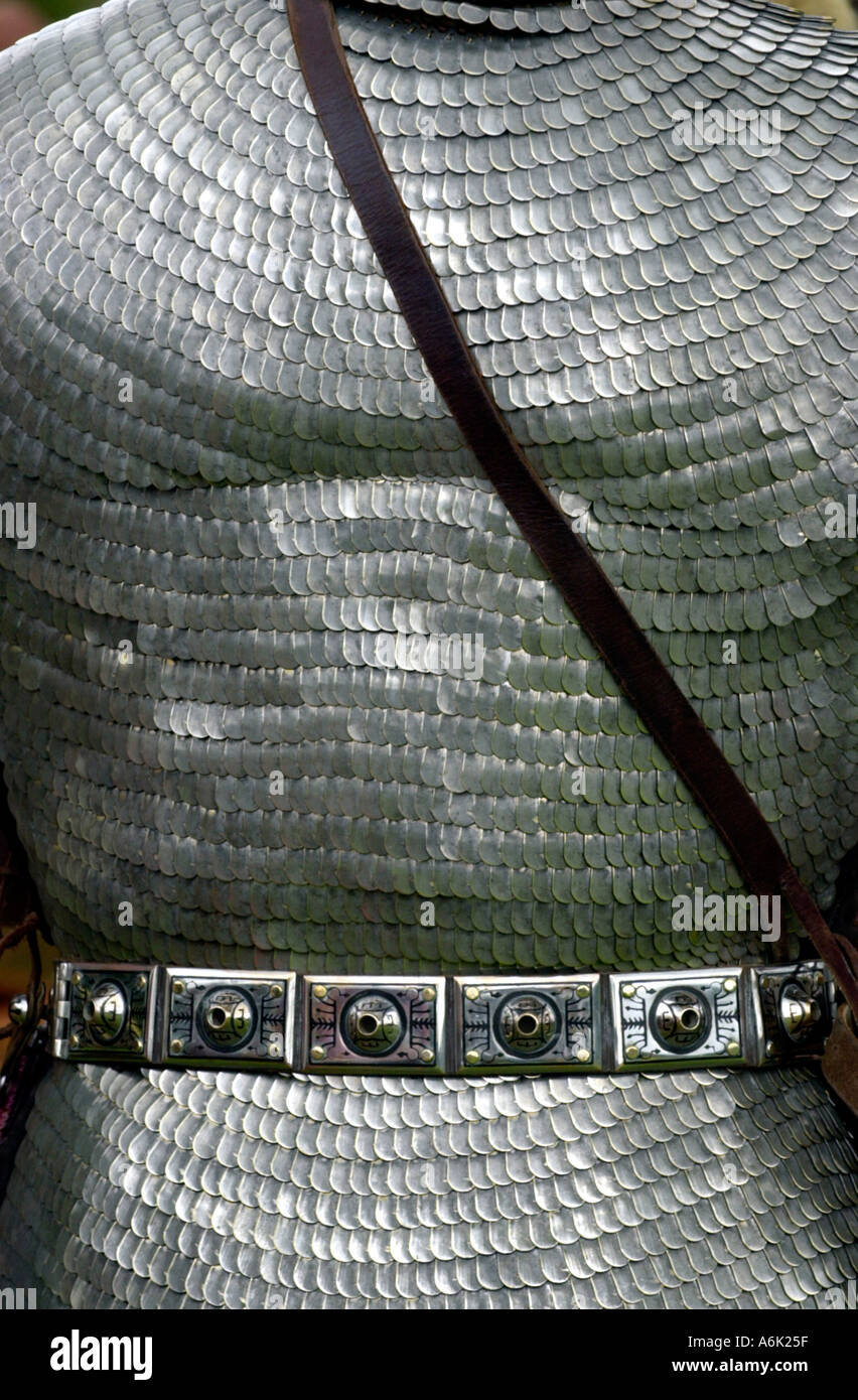 Ermine Street Guard dare un display di abilità di combattimento in l'Anfiteatro romano di Caerleon dettaglio del soldato romano giubbotti antiproiettile Foto Stock