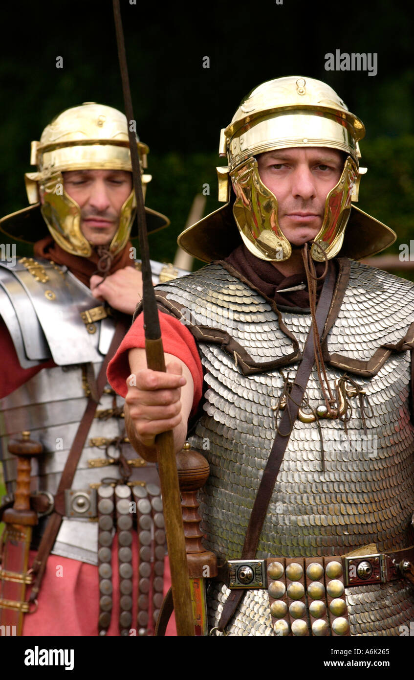 Ermine Street Guard dare un display di abilità di combattimento in l'Anfiteatro romano di Caerleon tipico soldato romano Gwent Wales UK Foto Stock