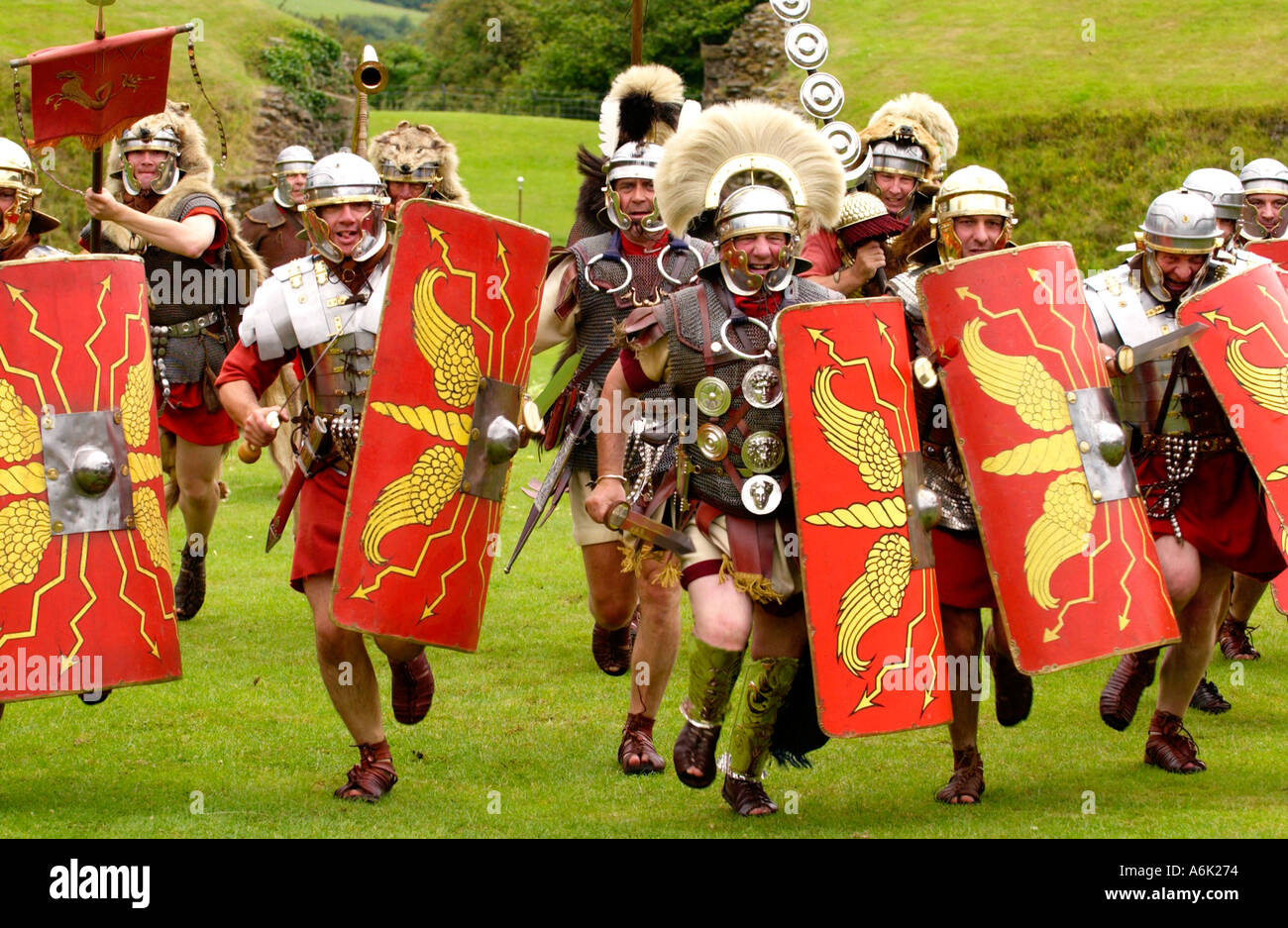 Ermine Street Guard dare un display di abilità di combattimento in l'Anfiteatro romano di Caerleon Gwent Wales UK Foto Stock