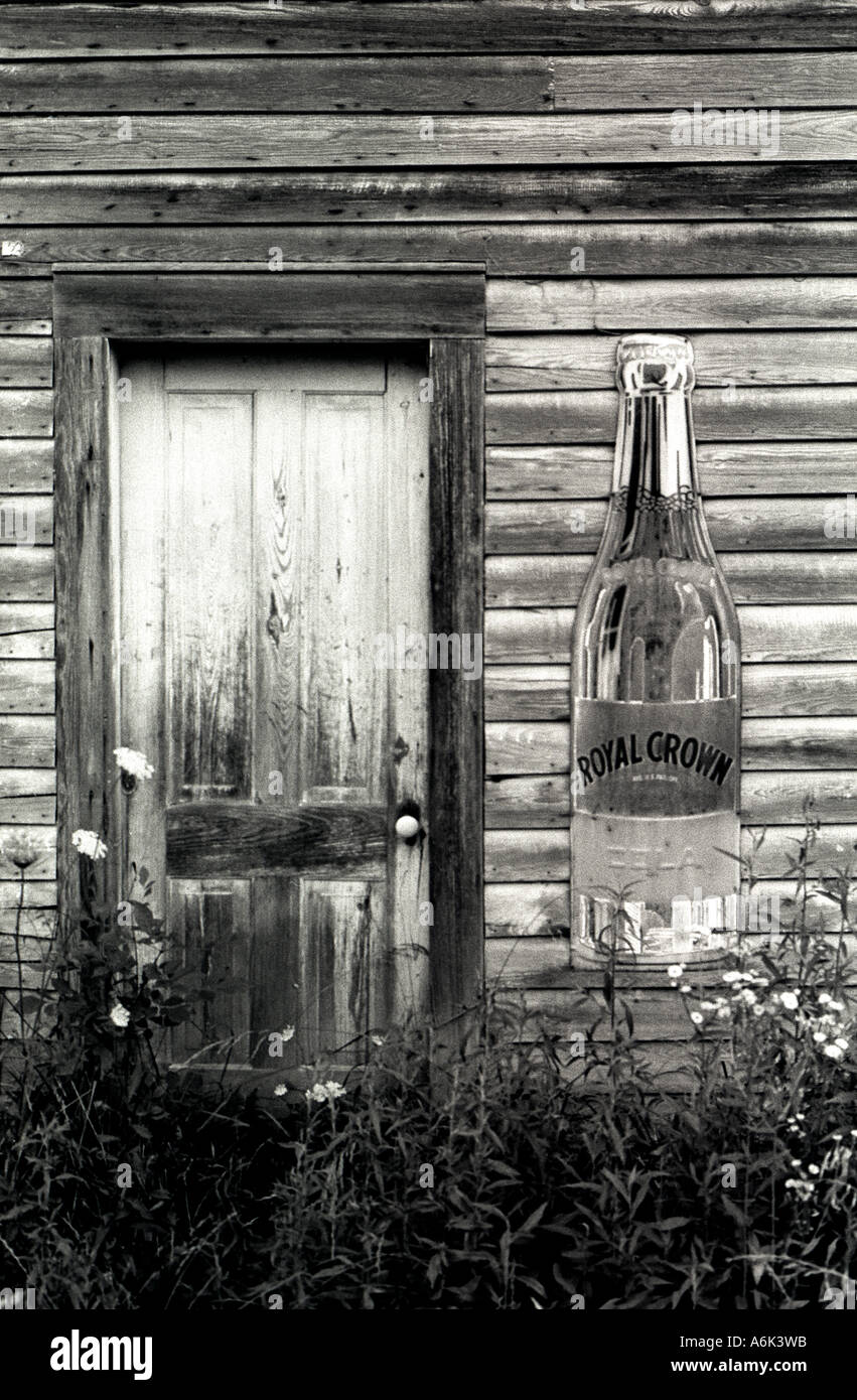 Arrugginimento 'Royal Crown Cola' segno sulla parete di una baracca in Tennesse, America, luglio 1973, fotografato in bianco e nero. Foto Stock