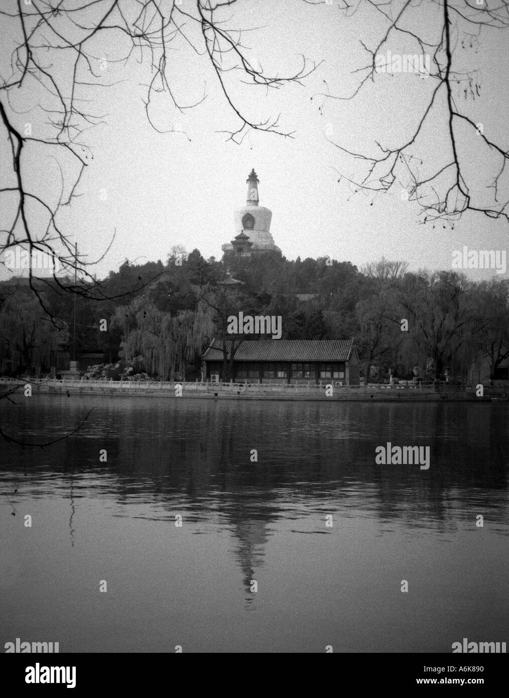 Pagoda Bianca Dagoba Bai Ta Jade Isola Parco Beihai Pechino Pechino cinese Cina Asia Asia asiatica Foto Stock