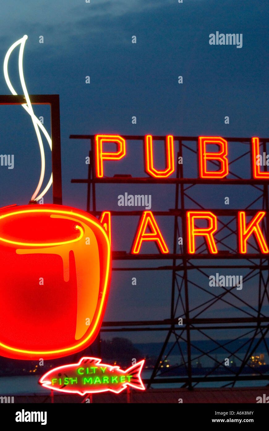 Neon Mercato Pubblico di segno e la tazza di caffè a Seattle il Pike Place Market Foto Stock