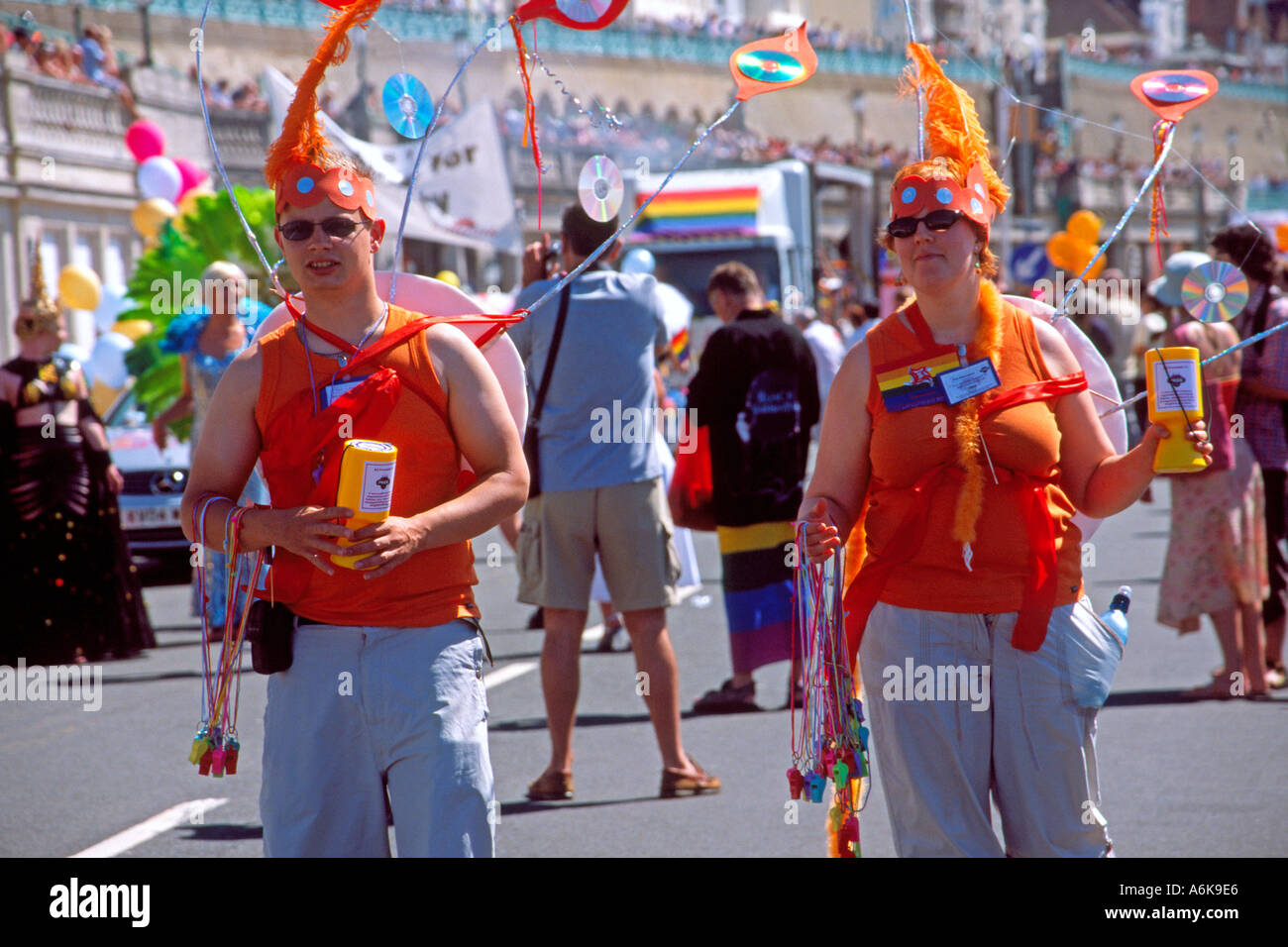 Vivacemente colorato vestito carità collezionisti a Gay Pride Parade 2004 Brighton Regno Unito Foto Stock