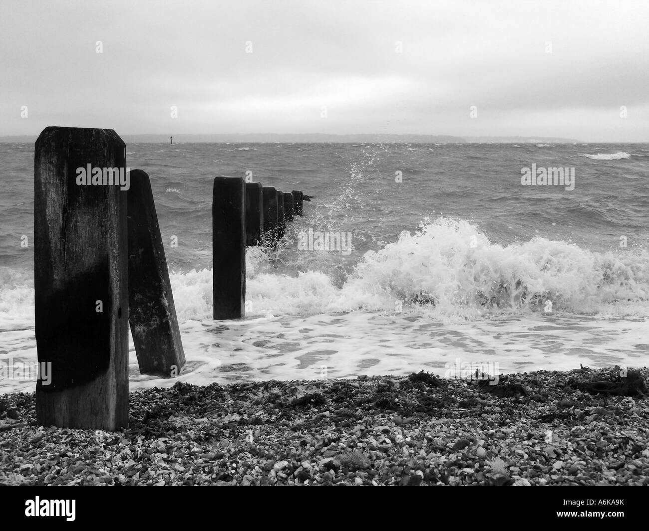 Posti che portano ad un mare agitato Foto Stock