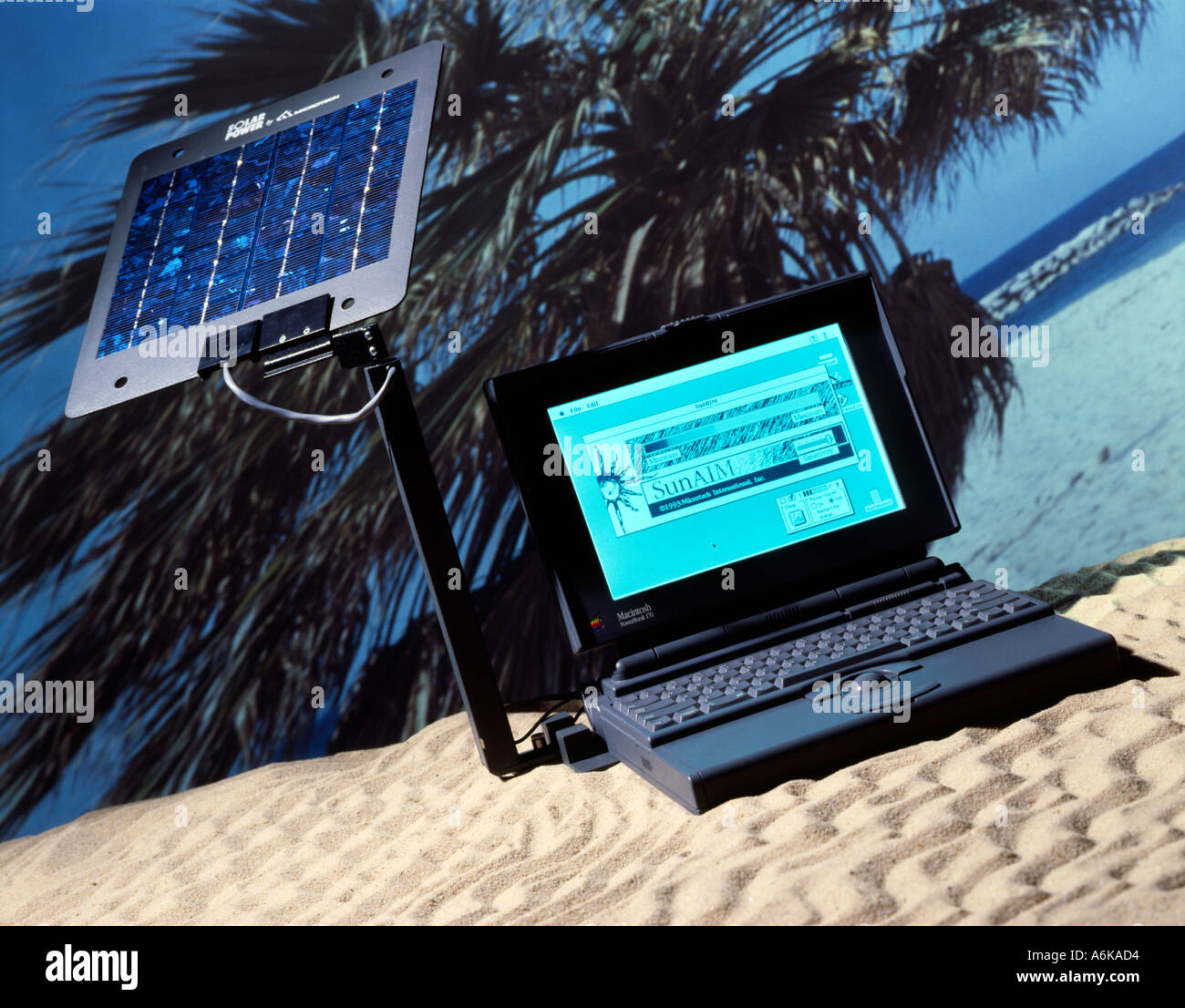 Computer notebook su una spiaggia powered by sun pannello solare Foto Stock