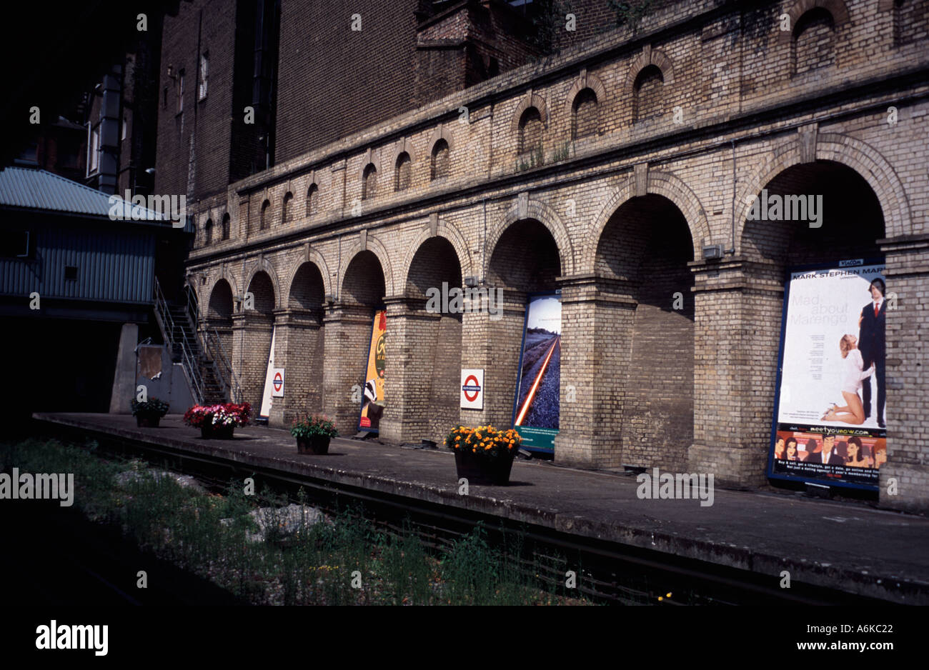 La District line piattaforma sulla stazione di South Kensington London, Regno Unito Foto Stock