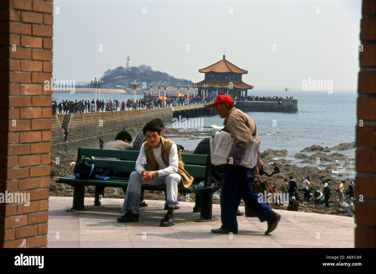 Faro sulla piccola isola di Qingdao giallo mare Baia di Qingdao Shandong penisola cinese Cina Asia Asia asiatica Foto Stock