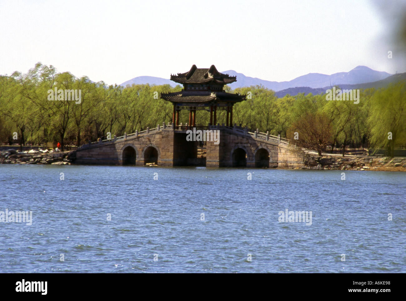 Ponte sul Lago Kunming Summer Palace Sito Patrimonio Mondiale dell'UNESCO Pechino Pechino cinese Cina Asia Asia asiatica Foto Stock