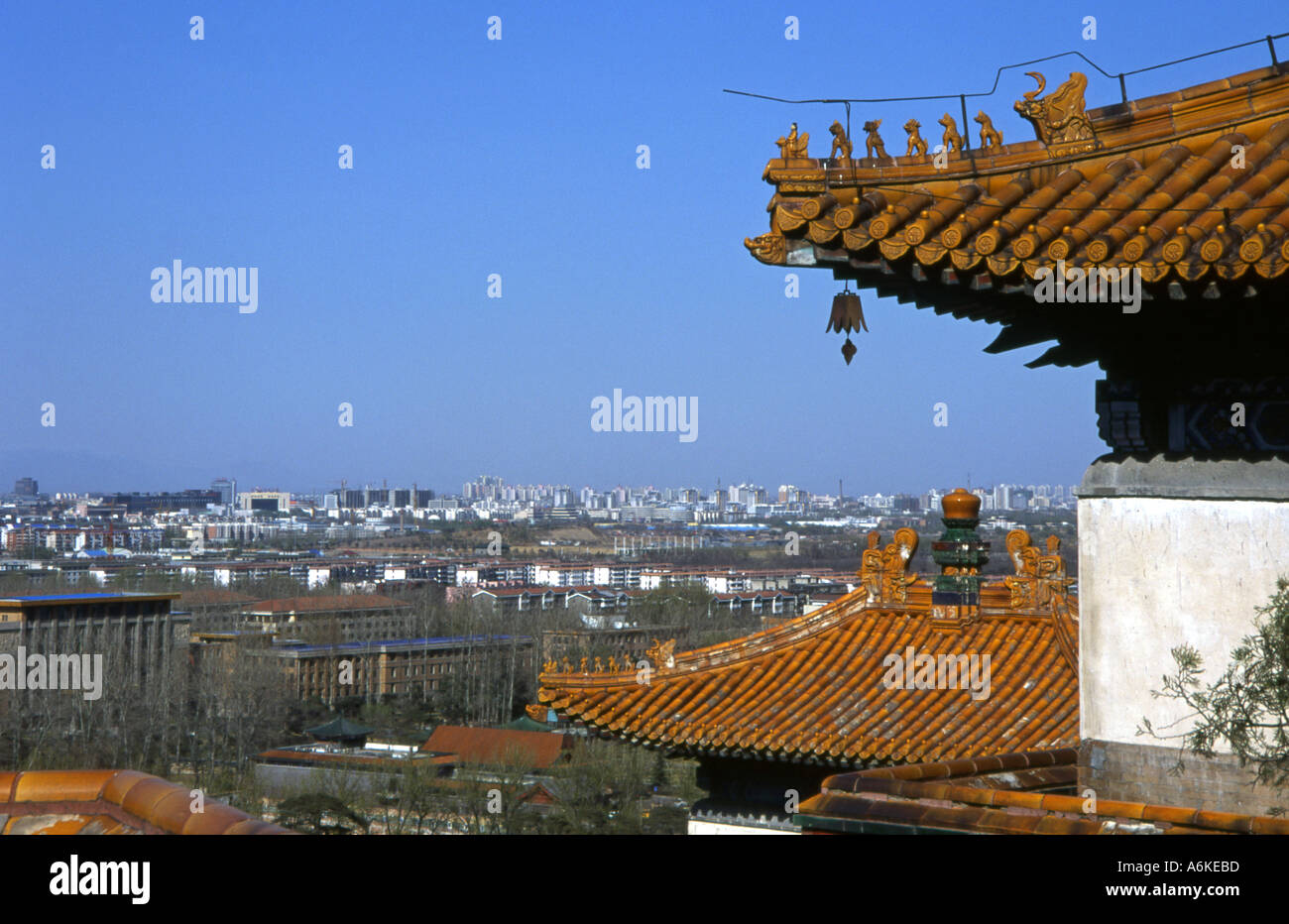 Bell impiccato su un angolo del santuario la longevità di Pechino Hill Estate palazzo sito Patrimonio Mondiale dell'UNESCO Pechino Cina Asia cinese Foto Stock
