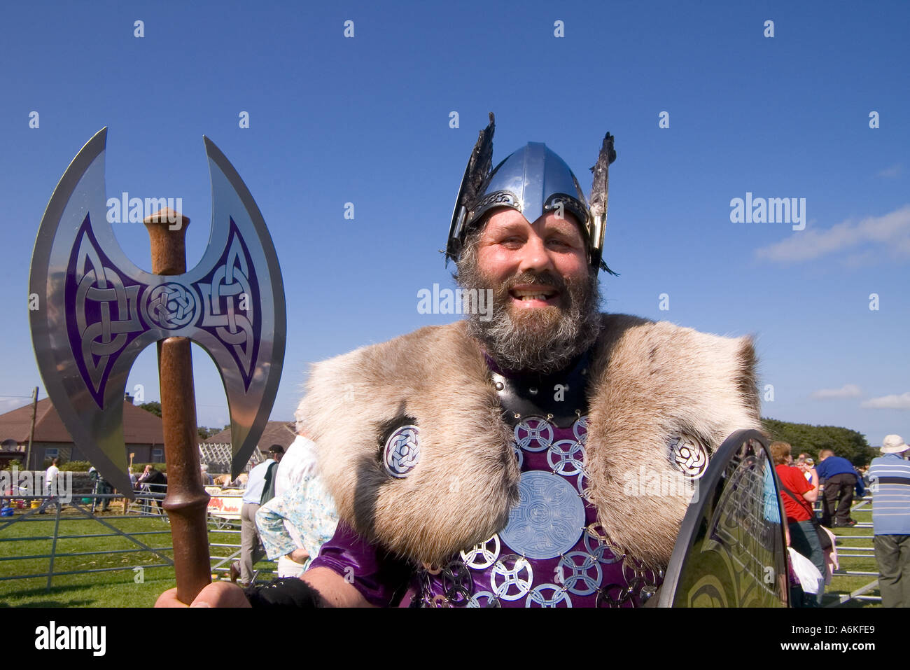 dh County Show KIRKWALL ORKNEY Shetland Jarl squadra vestito vichingo shield casco ascia barba uomo guerriero primo piano Foto Stock