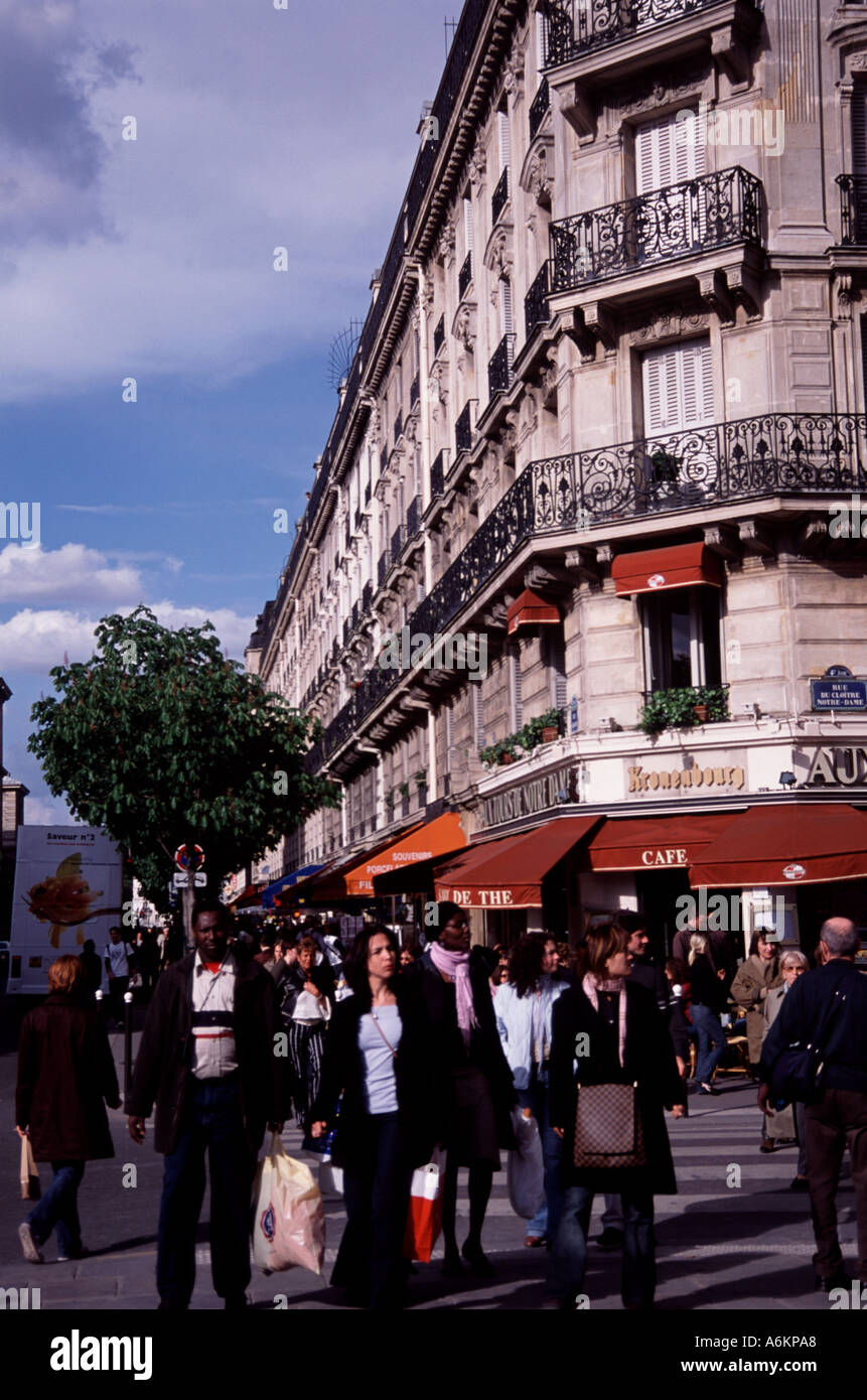 Scena di strada vicino alla cattedrale di Notre Dame a Parigi Foto Stock