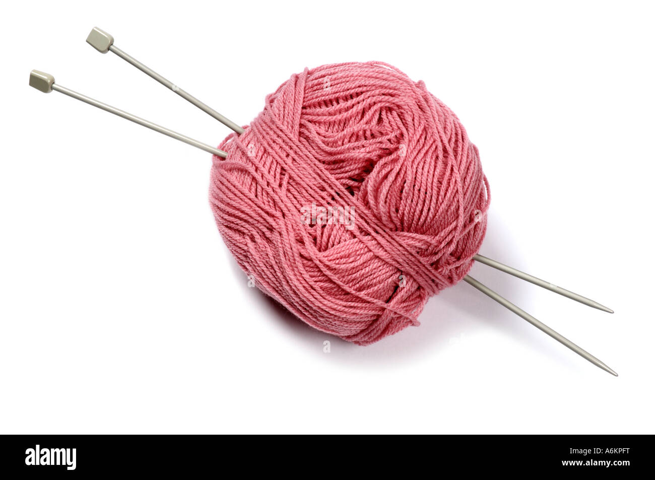 Un gomitolo di lana e aghi di tessitura Foto stock - Alamy