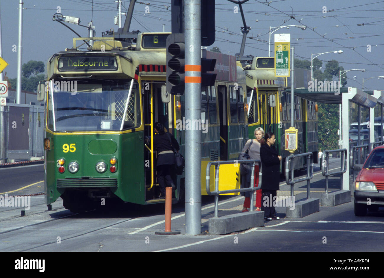 Una strada in tram in Melbourne Victoria Australia Foto Stock