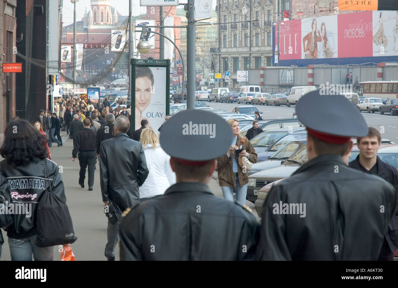 Due ufficiali della polizia di pattuglia sulla Ulitsa Tverskaya nel centro di Mosca Foto Stock