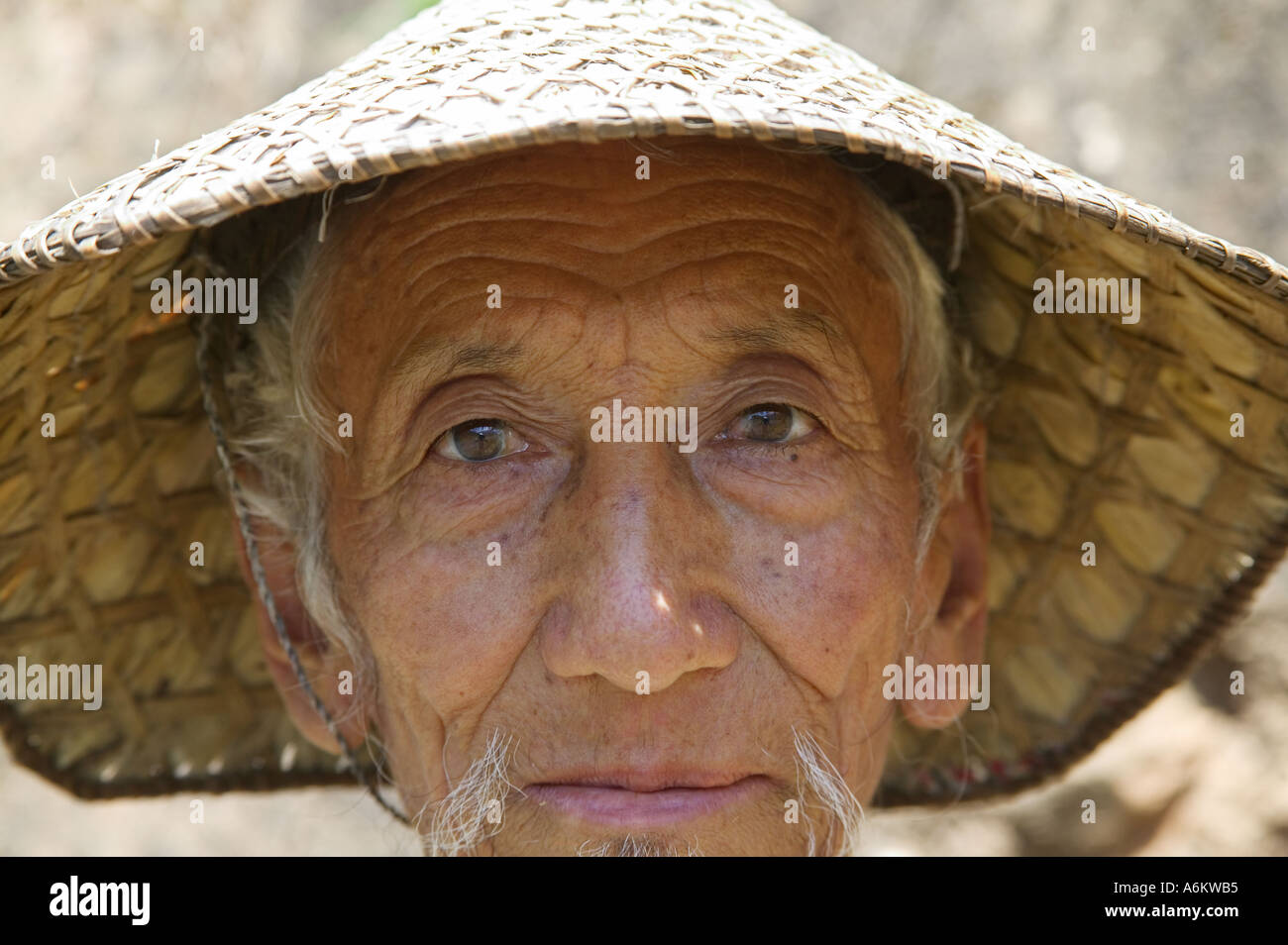 Ritratto di un vecchio contadino che indossa il bambù hat Bhutan Foto Stock