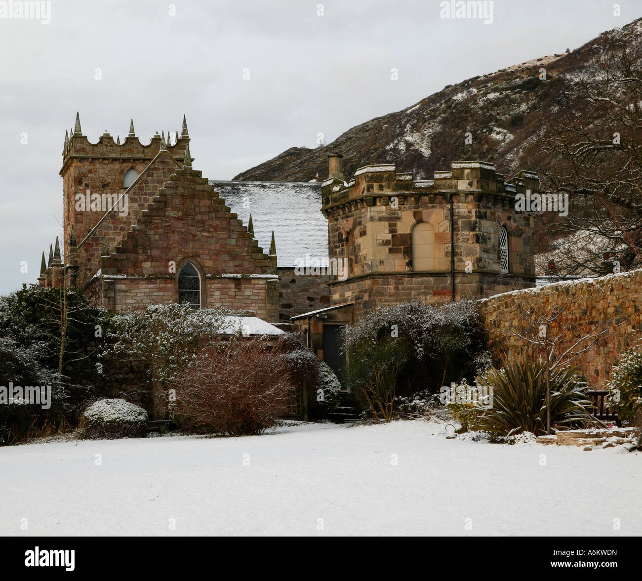 Duddingston Kirk Edinburgh, coperta di neve manse Gardens, Edimburgo in Scozia, accanto a Loch, 2007 Foto Stock