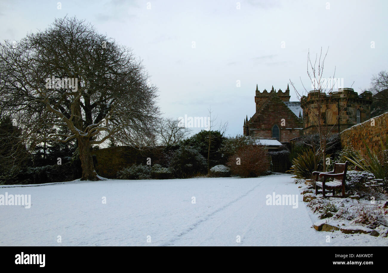 Duddingston Kirk Edinburgh, coperta di neve manse Gardens, Edimburgo in Scozia, accanto a Loch Foto Stock
