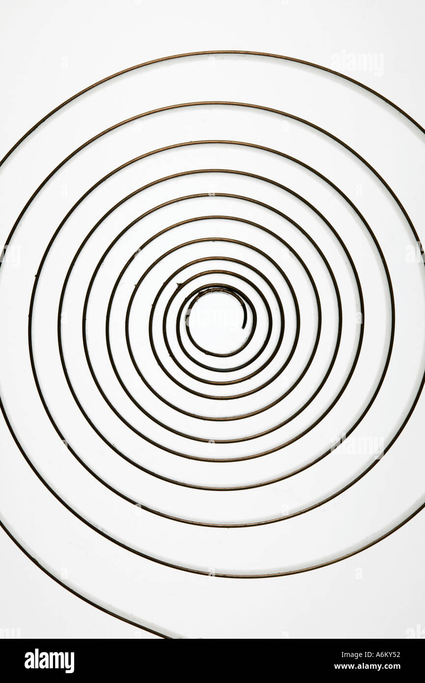 Spirale metallica contro uno sfondo bianco (close-up) Foto Stock