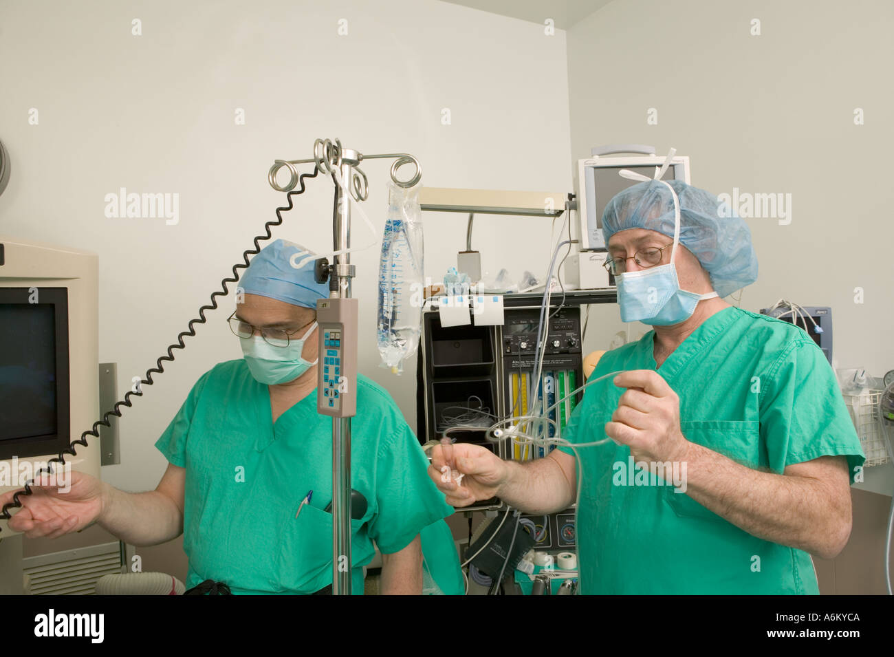 Infermiera e medico a prepararsi per un intervento chirurgico in una sala operatoria Foto Stock