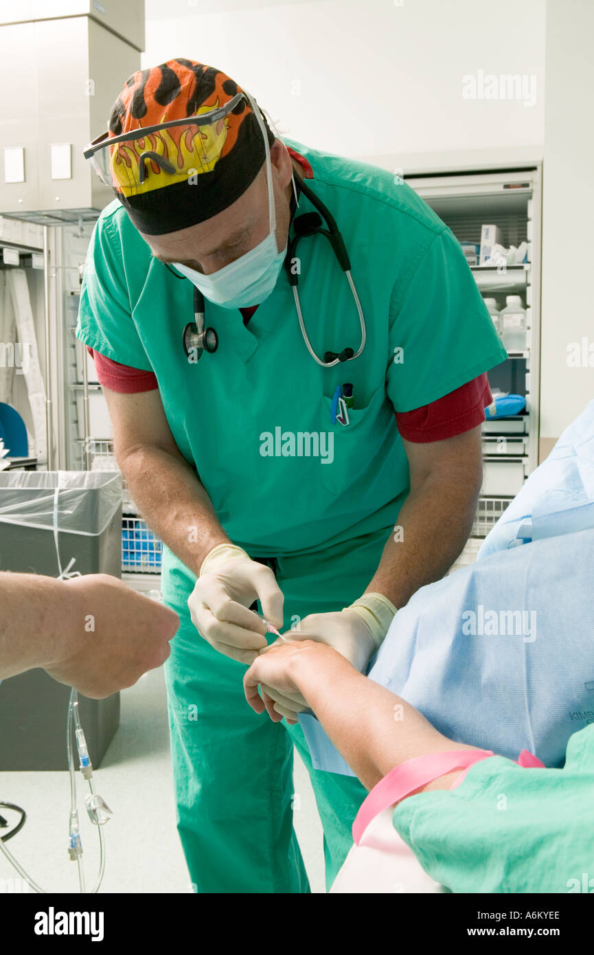 Anestesista sangue non lavoro sul paziente durante un intervento chirurgico Foto Stock