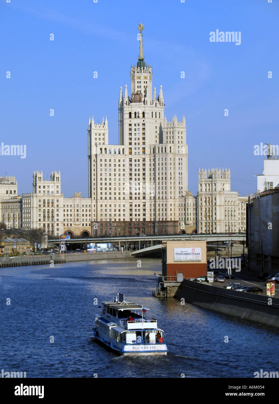 Architettura russa di una delle Sette sorelle edifici con un stalinista Appartamento gotica di blocco sul fiume di Mosca Foto Stock