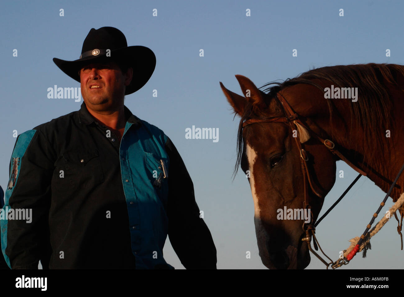Il rancher e il suo cavallo in scenic Saskatchewan Canada Foto Stock