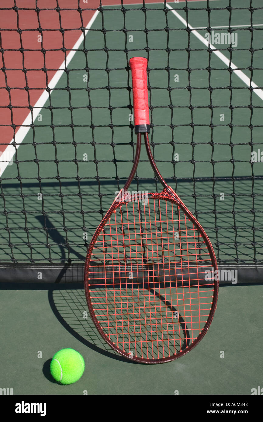 Racchetta da Tennis appoggiata contro net Foto Stock