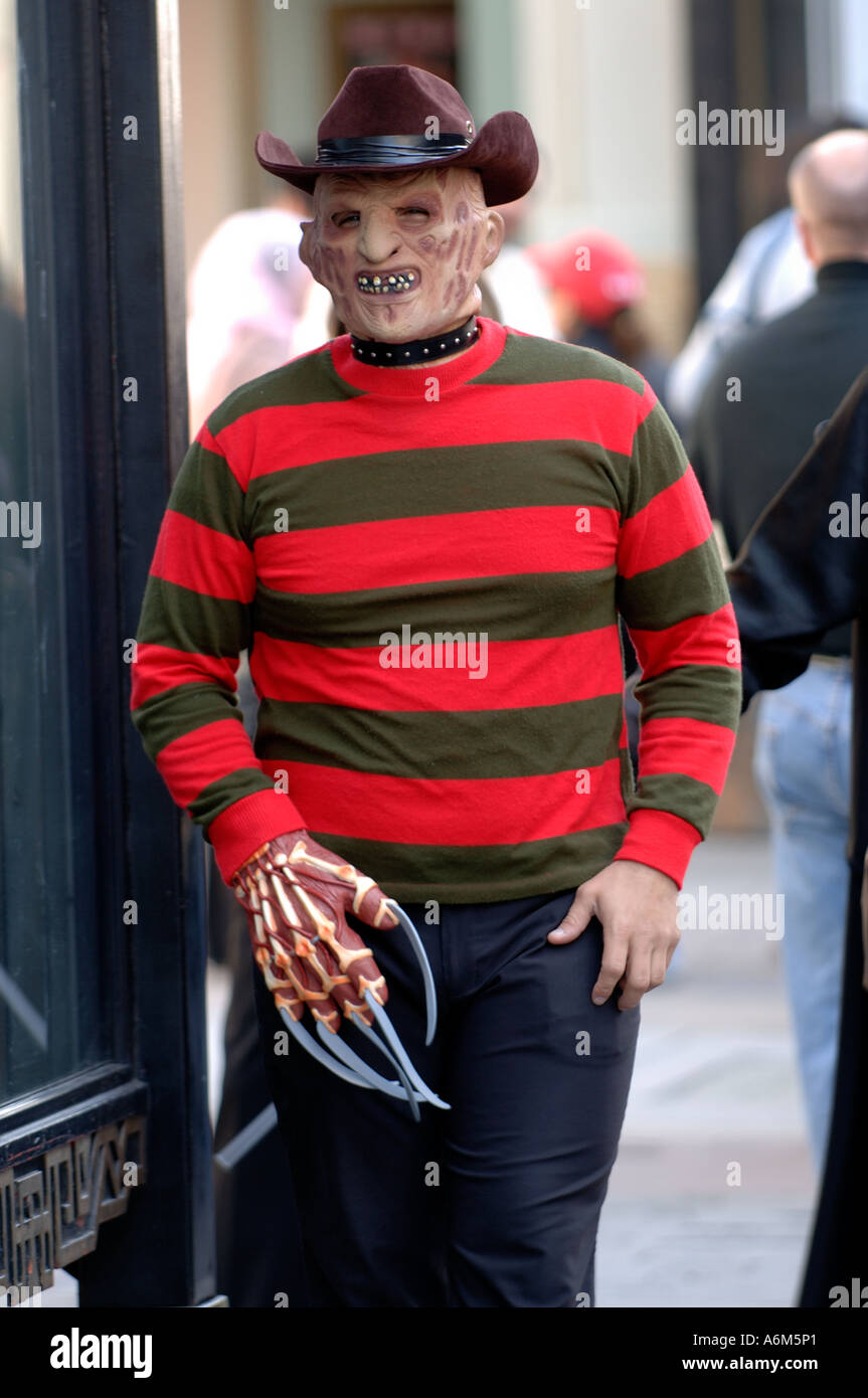 Freddy Krueger. Famosi personaggi in costume cercare di essere fotografato con i turisti per suggerimenti lungo la Hollywood Boulevard Foto Stock