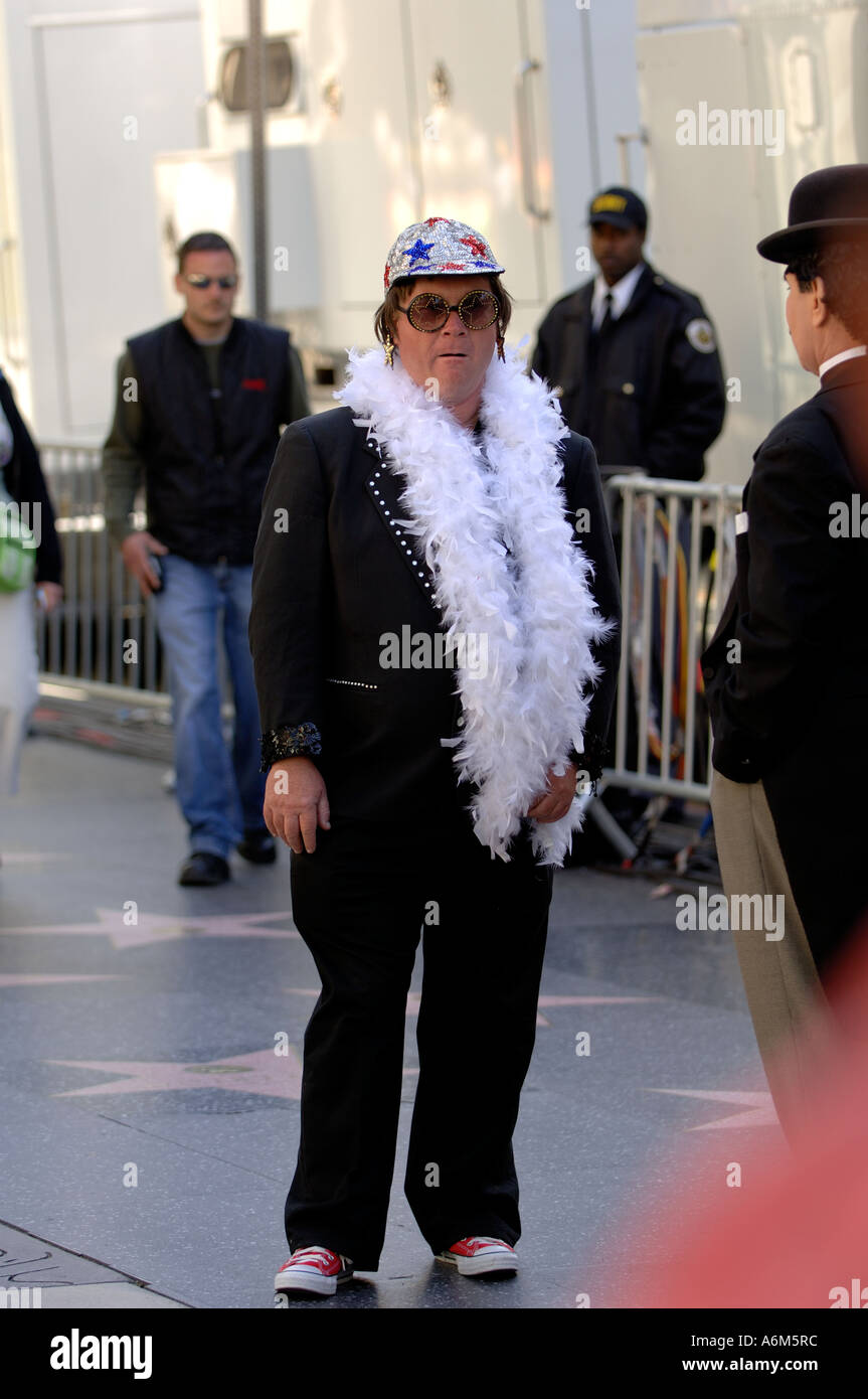 Elton John. Famosi personaggi in costume cercare di essere fotografato con i turisti per suggerimenti lungo la Hollywood Boulevard Foto Stock