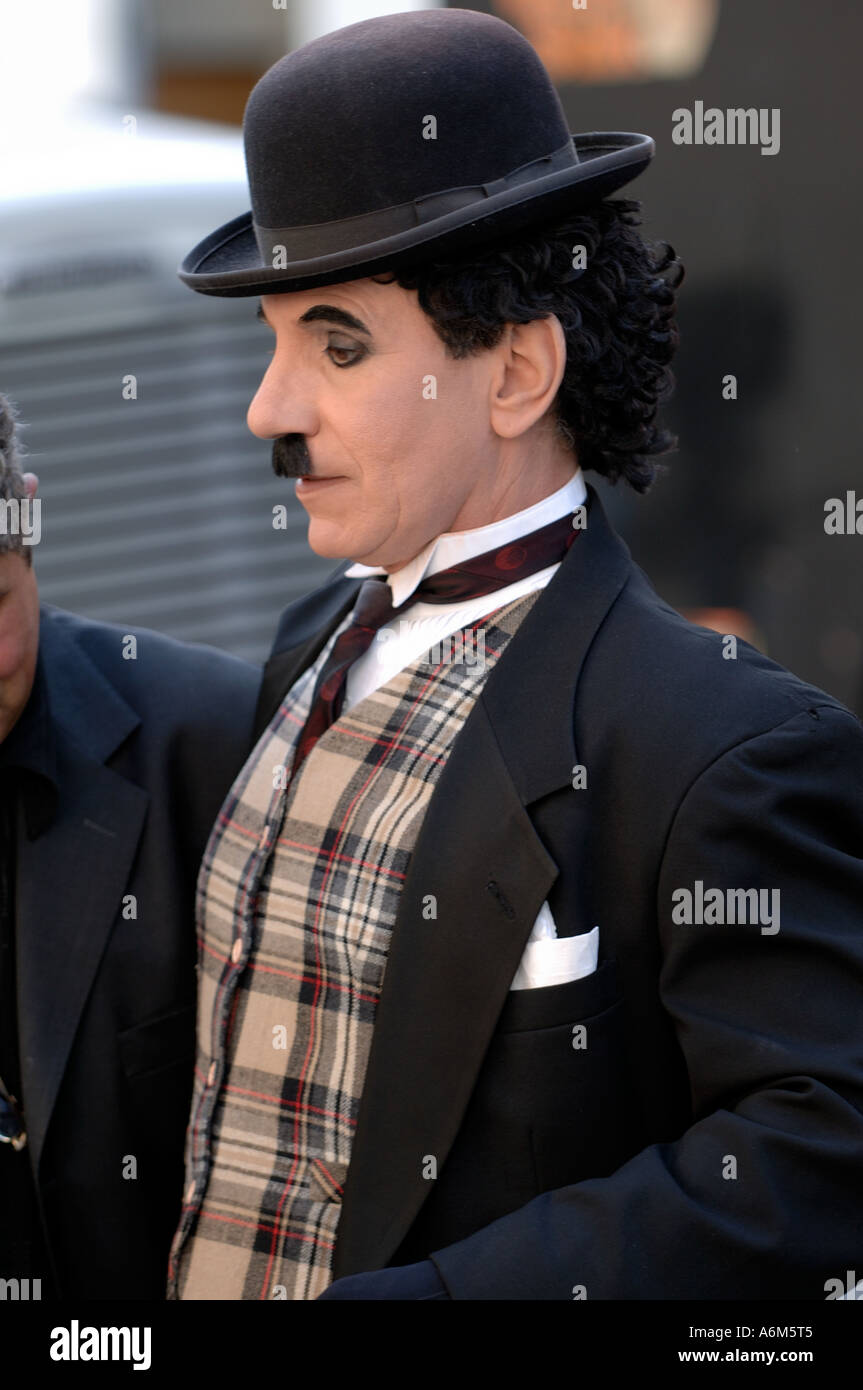 Charles Chaplin. Famosi personaggi in costume cercare di essere fotografato  con i turisti per suggerimenti lungo la Hollywood Boulevard Foto stock -  Alamy