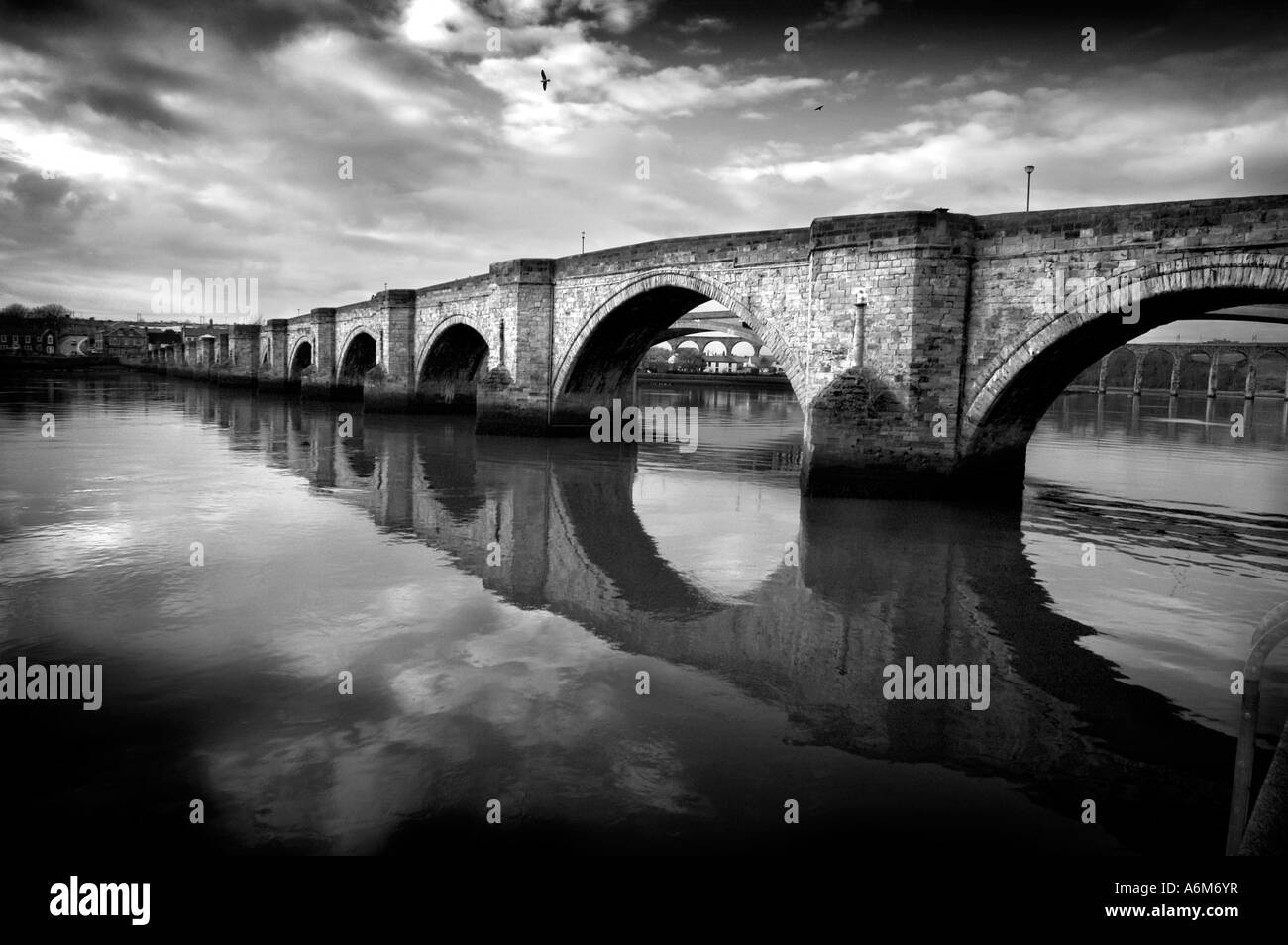 Il Ponte Vecchio e il Royal Border, attraversando il fiume Tweed da Tweedmouth in Berwick upon Tweed Englands la maggior parte delle città settentrionali. Foto Stock