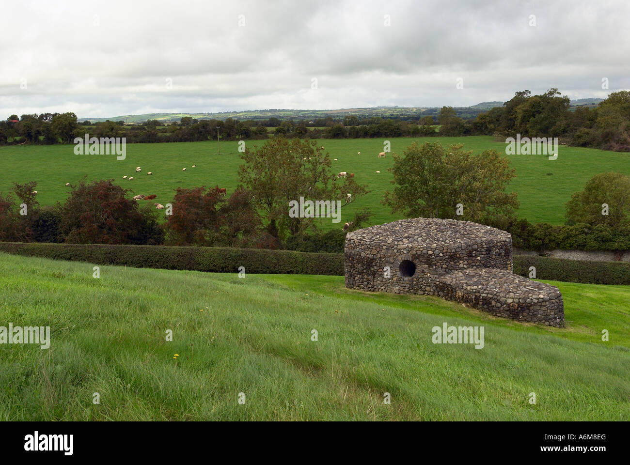 Un satellite struttura in pietra a Newgrange Foto Stock