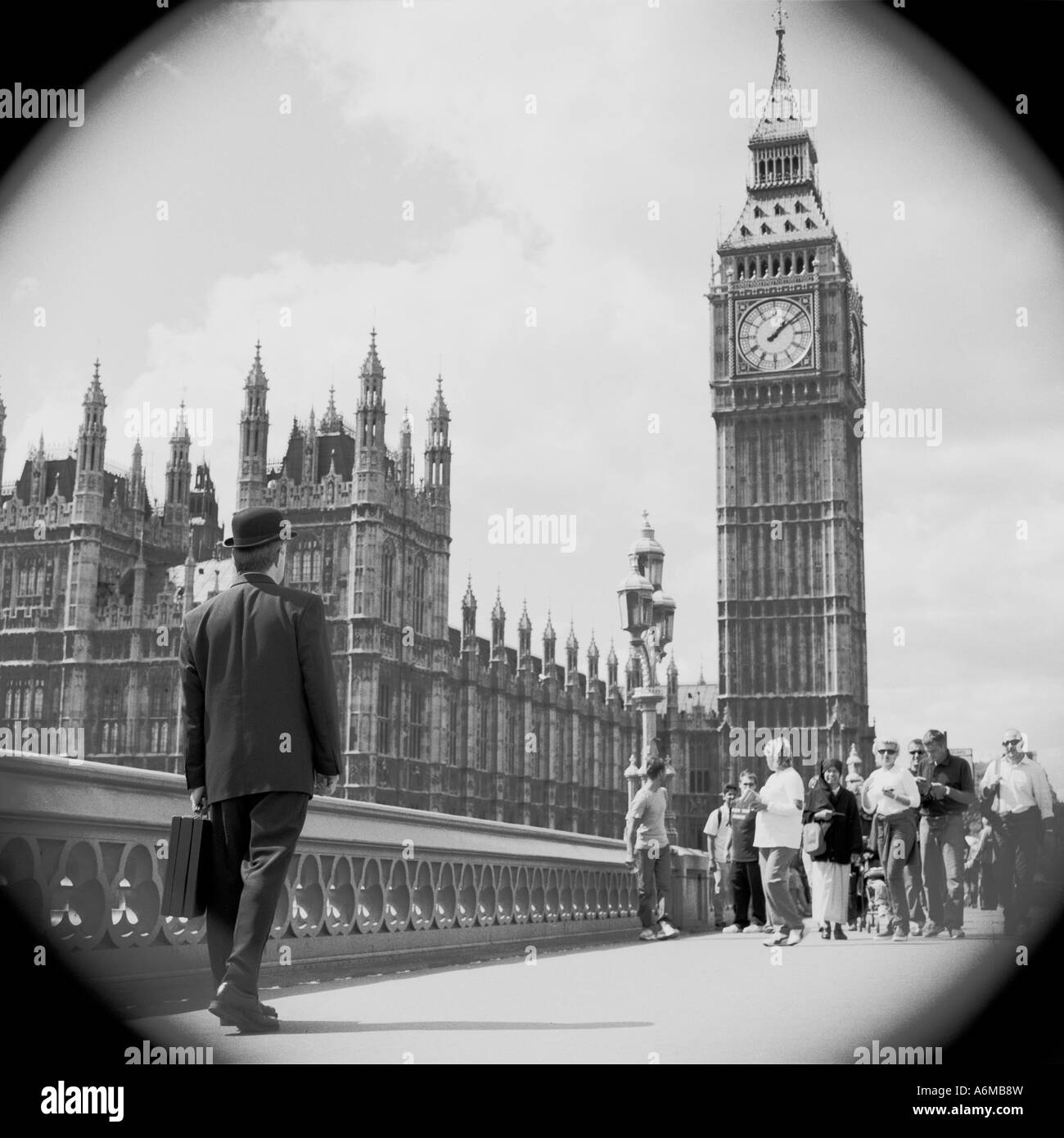Inglese in Bowler cappello sul Westminster Bridge con la Casa del Parlamento e dal Big Ben Foto Stock