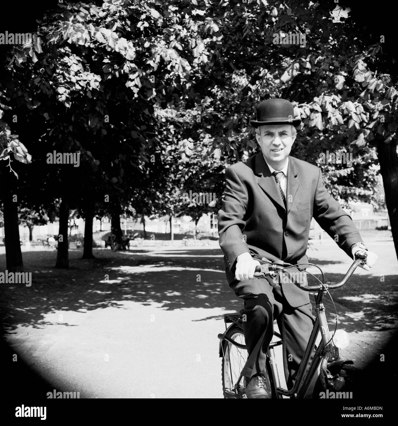 Inglese in bicicletta per lavorare. Spostamenti verdi. Foto Stock