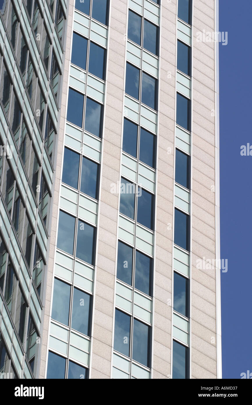 Bordo del moderno edificio windows e blu verticale dello skyline di sky Foto Stock