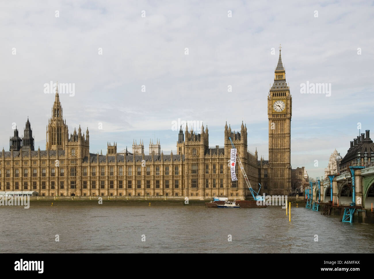 "Blair ama WMD' Greenpeace banner al di fuori del Regno Unito gli edifici del Parlamento europeo Foto Stock